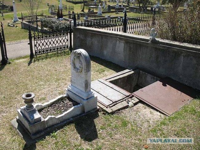 Необычные надгробные памятники: жуткие,