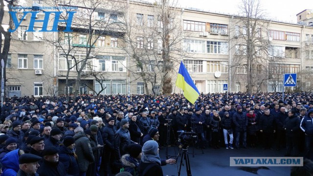 Протирали жезл пятитысячной купюрой