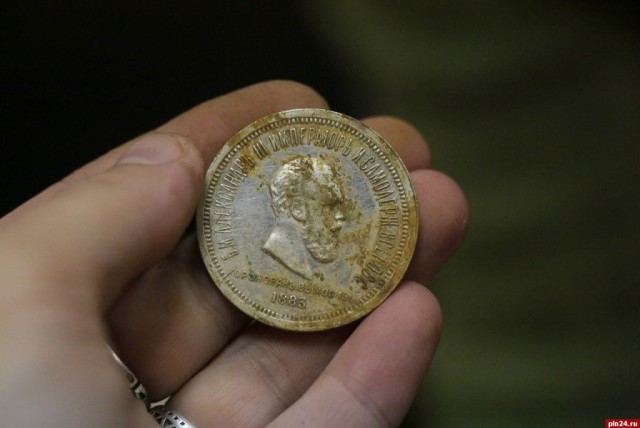 Коронационные монеты, наградной ковш с имперским гербом и коллекция орденов обнаружены в кладе в Музейном переулке в Пскове
