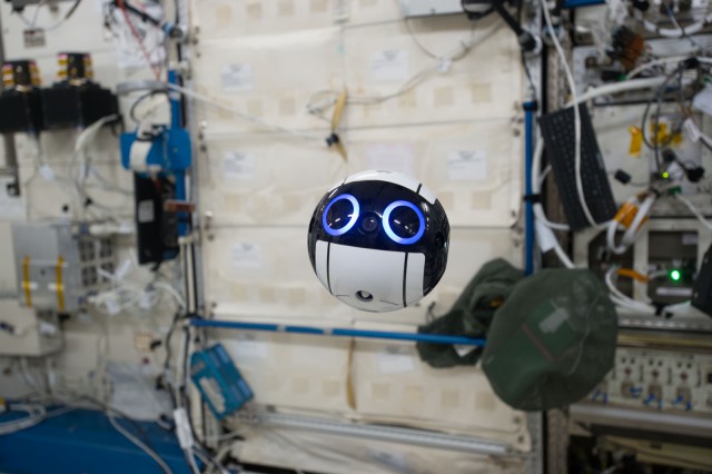Робот-беспилотник в форме шара для работы на МКС