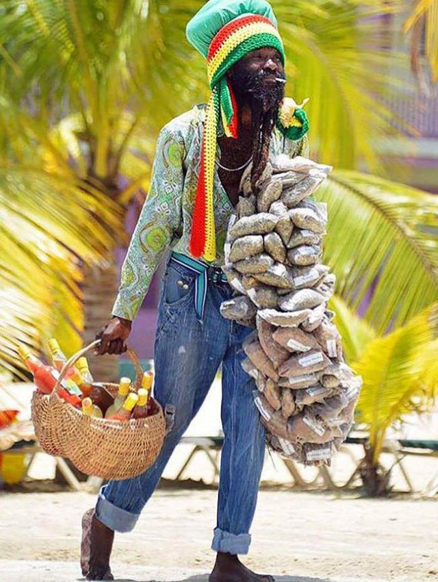 Торговец прохладительными напитками на пляже Ямайки