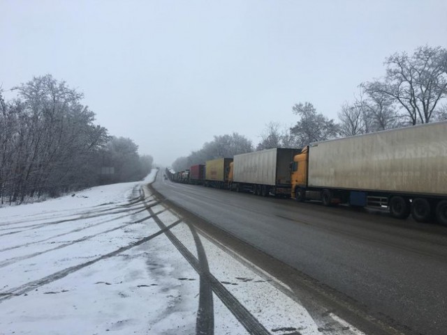 Россия не пропускает грузовики из Украины, возле пункта пропуска на Харьковщине скопилось около 100 фур