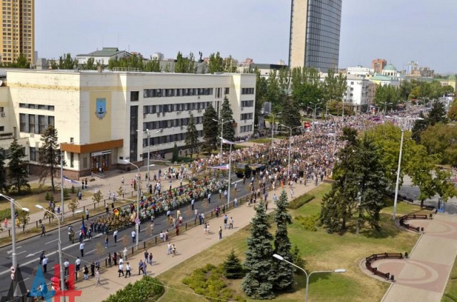 На прощание с Захарченко в Донецке пришли более 120 тысяч человек