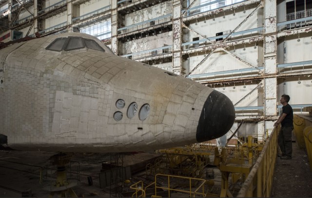 Фотограф тайно пробрался в заброшенный ангар Байконура и снял заброшенный Буран