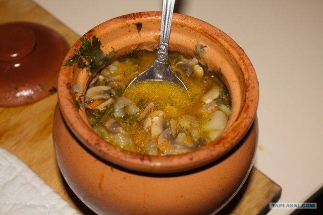 Картошка с мясом и грибами в горшочках