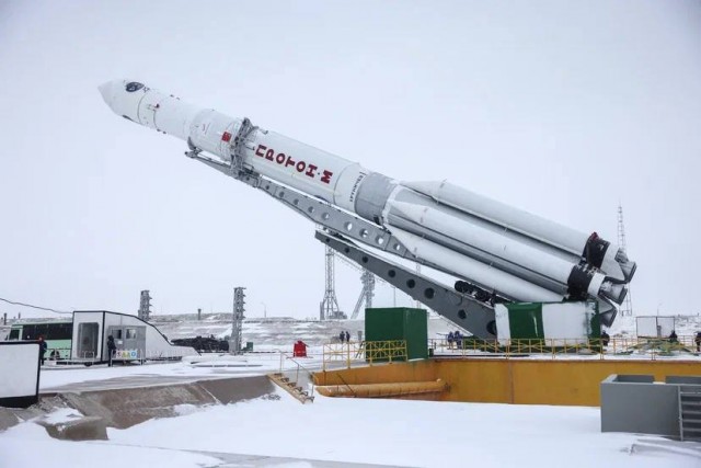Гигантский «Протон-М» с метеоспутником установлен на стартовой площадке Байконура