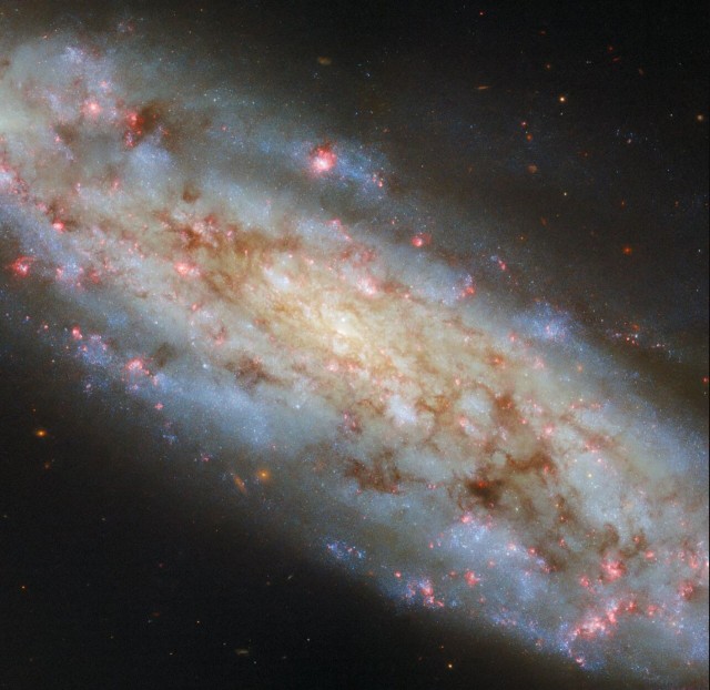 Спиральная галактика с наклоном 70 градусов: телескоп Hubble сделал фото, которое можно вставить в учебники по всему миру