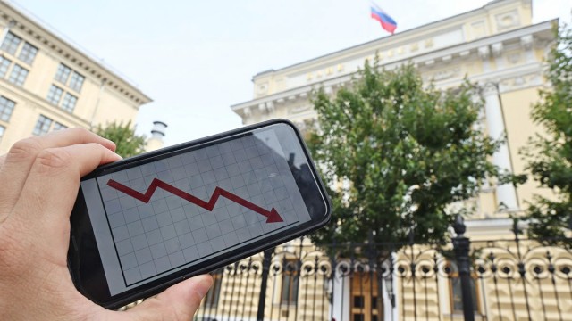 Аналитики ЦМАКП заявили о неизбежности рецессии даже при смягчении политики ЦБ