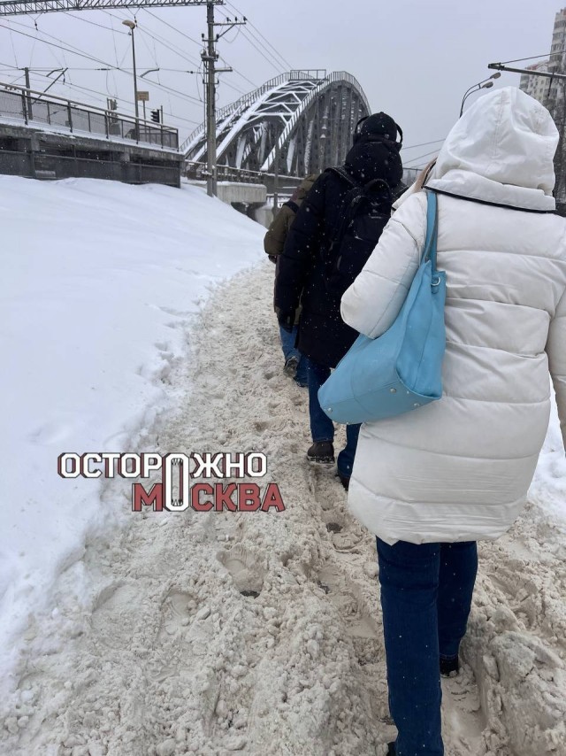 Жители юга Москвы пожаловались на заваленные снегом тротуары.