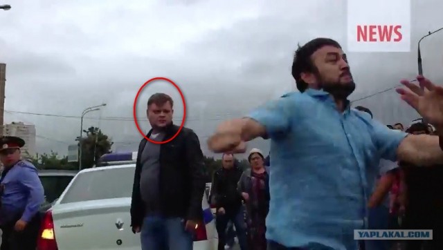 Дагестанцы избивают полицейского