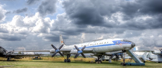 Гигант Ту-114 и кроха Як-40 в музее ВВС