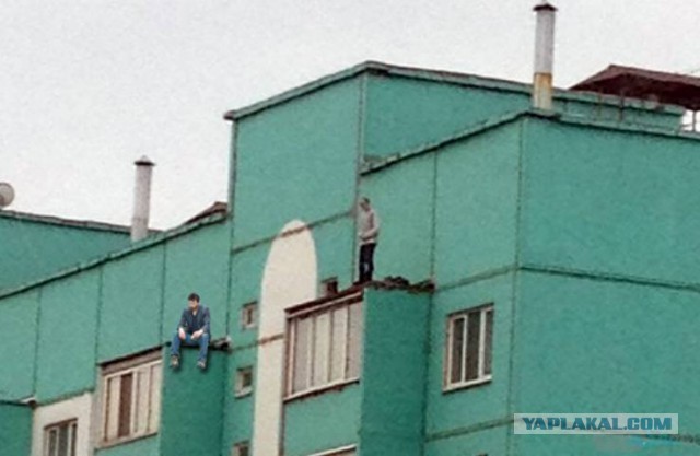 Мужик по ходу хочет сигануть с крыши...