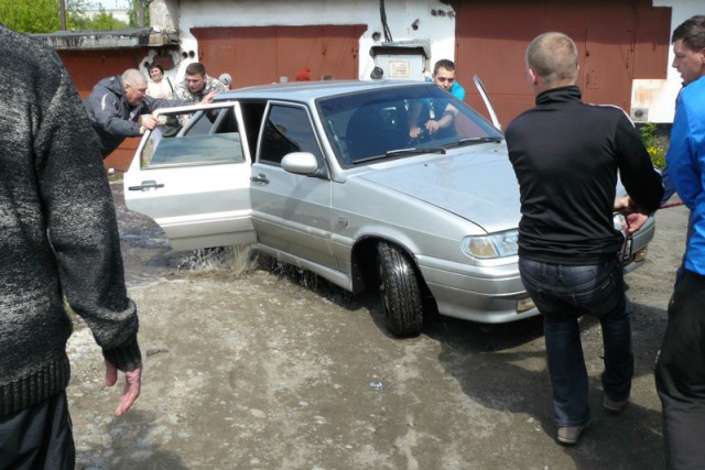 Спасение автомобилей из затопленного гаражного кооператива