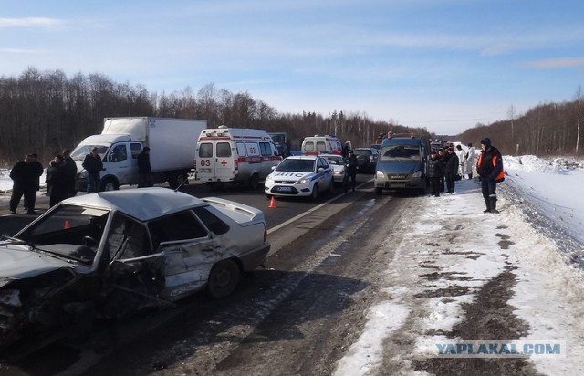 Десять человек погибли в ДТП с автобусом под Ханты-Мансийском