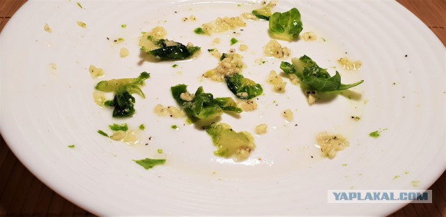 Куриные крылья с брюссельской капустой