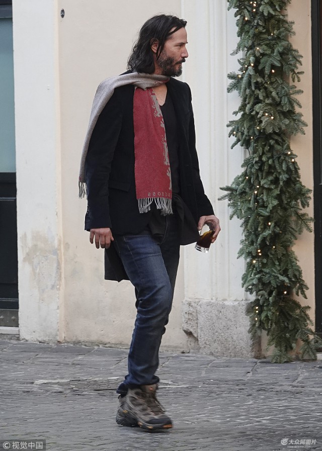 Скромный Киану Ривз гуляет по римским улочкам