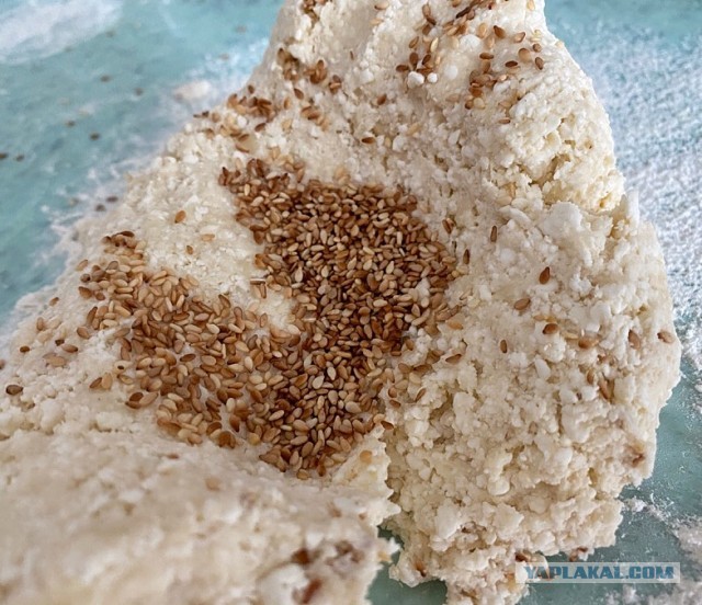 Творожно-сырные колечки с кунжутом
