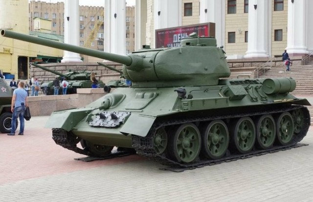Почему у Т-34 топливные баки беззащитно торчат снаружи?