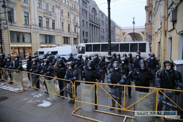 На разгон протестующих в Петербурге прибыли внутренние войска