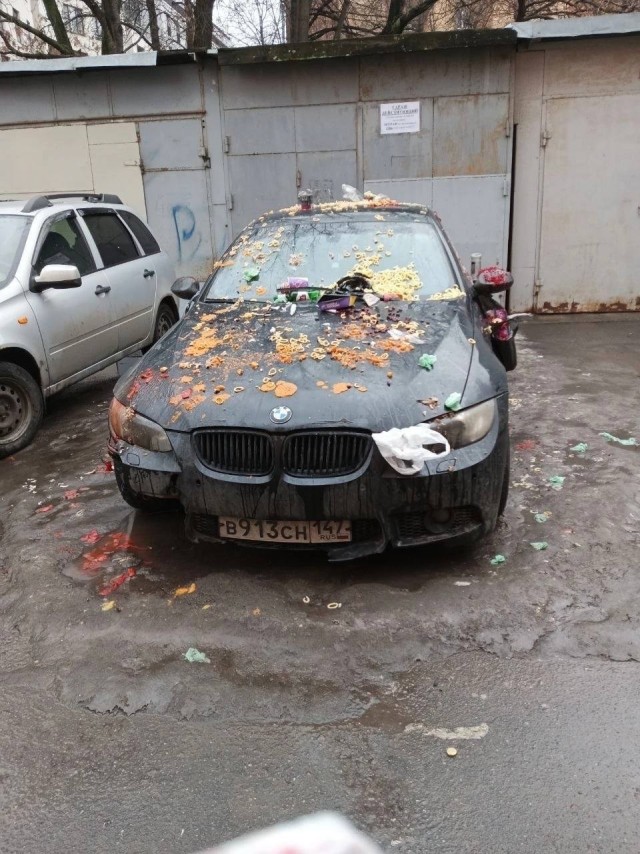 БМВ наказали за недоступность пройти к мусорным бакам