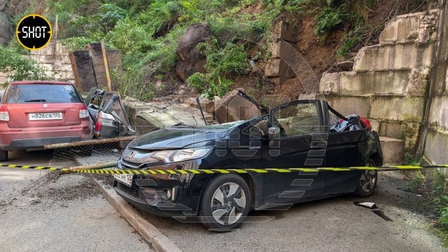 Во Владивостоке подпорная стена похоронила 7 автомобилей