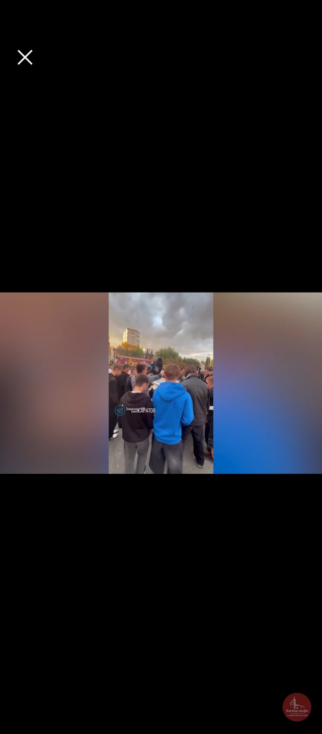 У ТЦ в Саратове больше сотни подростков раскачивали и прыгали по крышам авто
