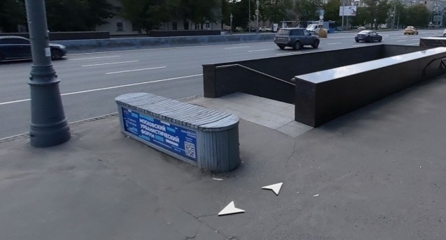 Шумахер-белорус припарковался в подземном переходе на Домодевской в Москве