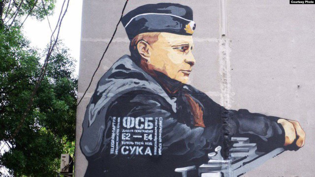 На мурале с изображением Путина в Крыму появилось «послание к ФСБ»