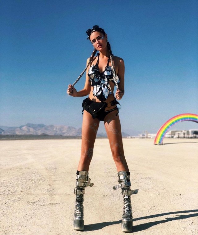 Девушки фестиваля Burning Man-2019