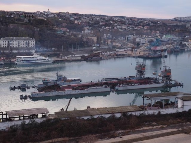 В Севастополе затонул плавдок ПД-16 вместе со списанной подлодкой