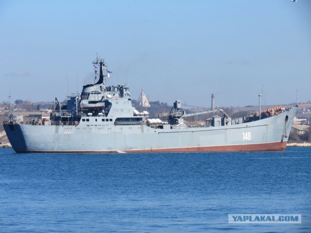 Большой десантный корабль «Орск» вошел в порт Бердянска