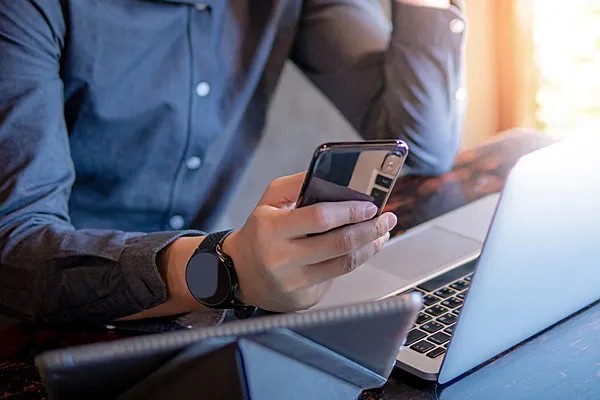 Всех работодателей в России обяжут платить сотрудникам за личные телефоны, ноутбуки и другую технику, используемую в работе