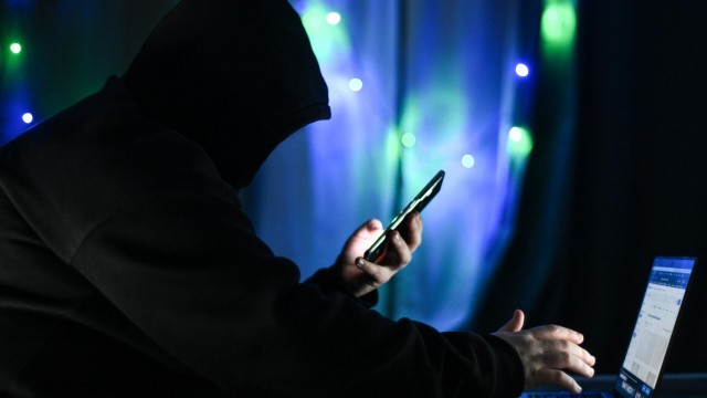 Новая схема развода от мошенников: Аферисты звонят россиянам под видом соцопросов и записывают голоса для дипфейков