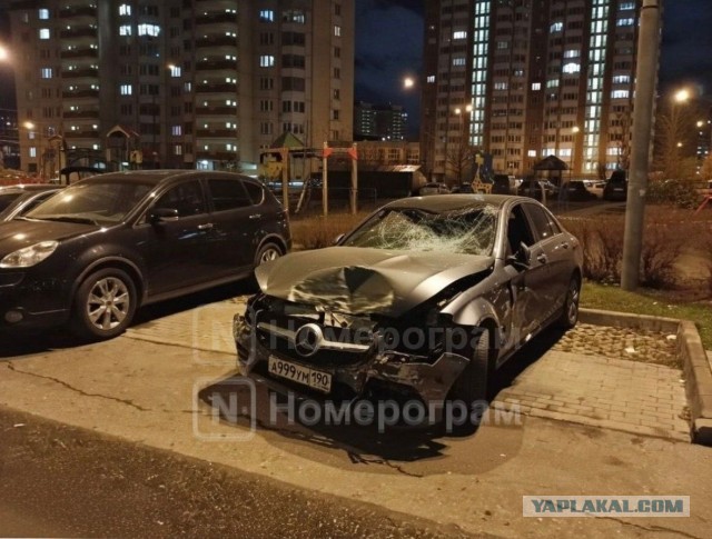 Мужчина оригинально решил проблему стоянки автомобиля "застолбив" сразу два места