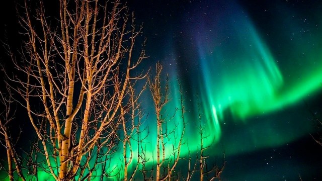 Потрясающей красоты северное сияние раскрасило небо над Мурманском.