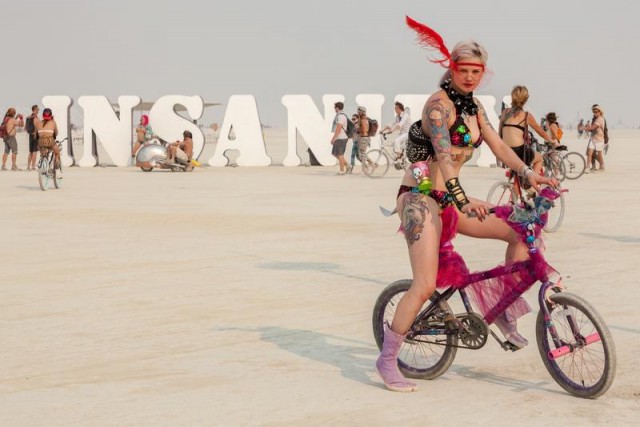 Симпатичные девушки с фестиваля Burning Man