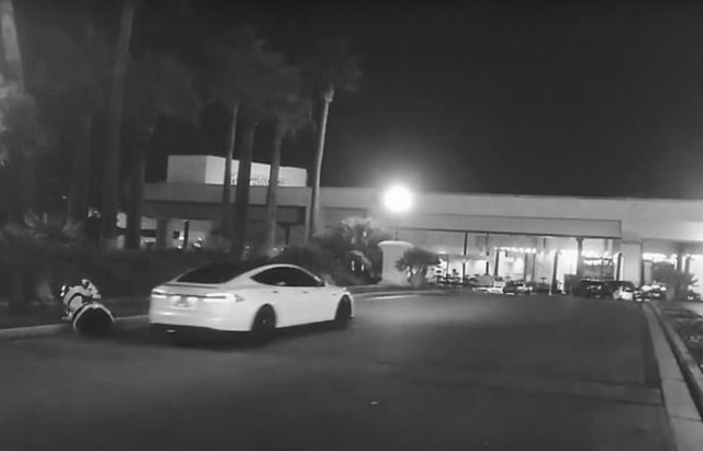 В Лас-Вегасе беспилотная Tesla сбила автономного робота
