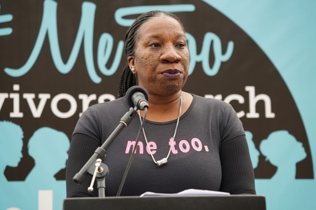 Официантки ресторана Hooters выносят воду протестующим феминисткам. США, 2000-е