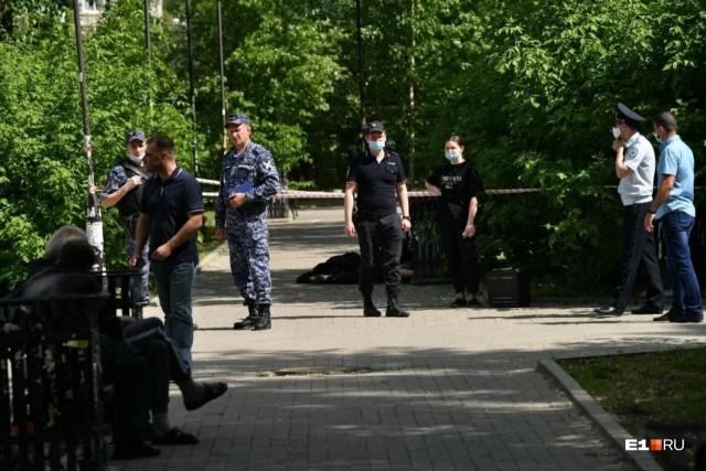 В Екатеринбурге мужчина с ножом напал на людей у железнодорожного вокзала