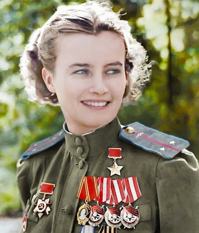 Несколько из самых известных военных летчиц РККА в ВОВ