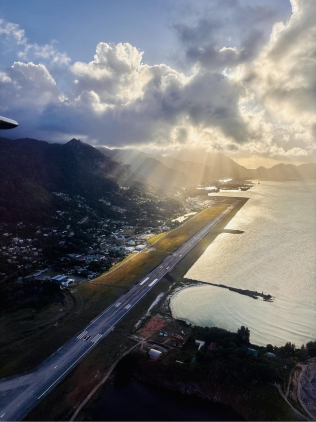 Эффект Тиндаля над взлётной полосой аэропорта на Сейшелах.