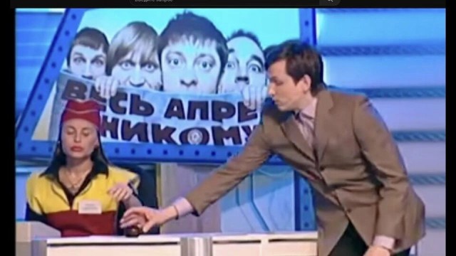 А на соседней кассе дед стоит и покупает всего одну луковицу...