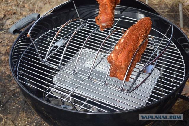 Копченые свиные ребрышки барбекю.
