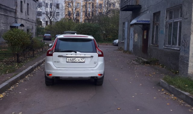 Очередное наглое хамство при парковке. Один уехал, другой встал. И конца этому нет