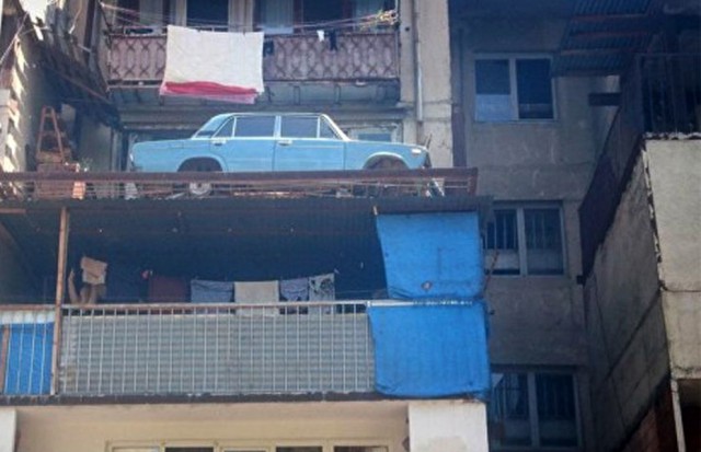 В Тбилиси сняли с балкона простоявший там 27 лет ВАЗ-2106