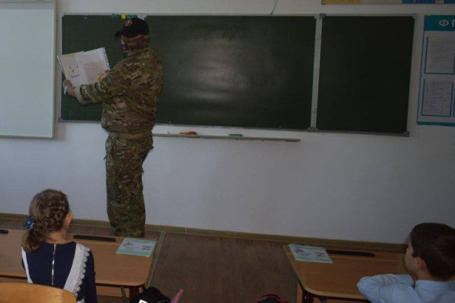 В Краснодарском крае боец ЧВК "Вагнера" посетил школьный урок в качестве почётного гостя