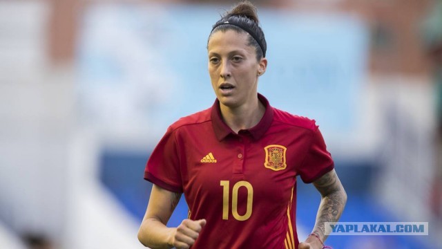Глава RFEF Рубиалес поцеловал в губы футболистку сборной Испании Эрмосо после победы на женском ЧМ