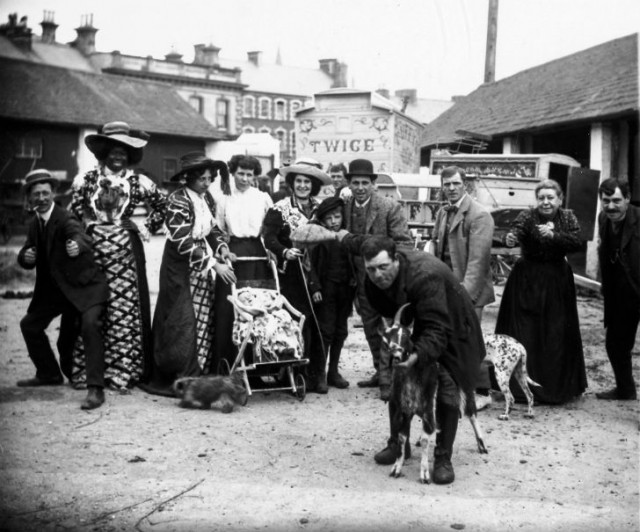 Странные костюмы, акробаты и жутковатые клоуны — фотографии бродячего цирка 1910 года