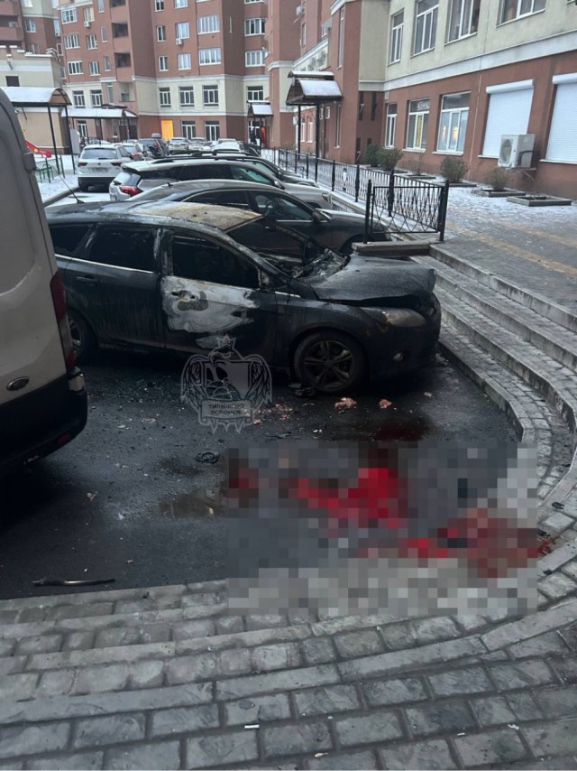 В Воронеже парень поджёг себя и прыгнул из окна. Он приземлился на машину, и в итоге она сгорела.