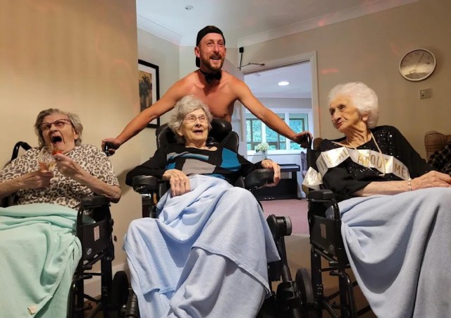 103-летняя британка отпраздновала день рождения, вызвав в дом престарелых стриптизёра